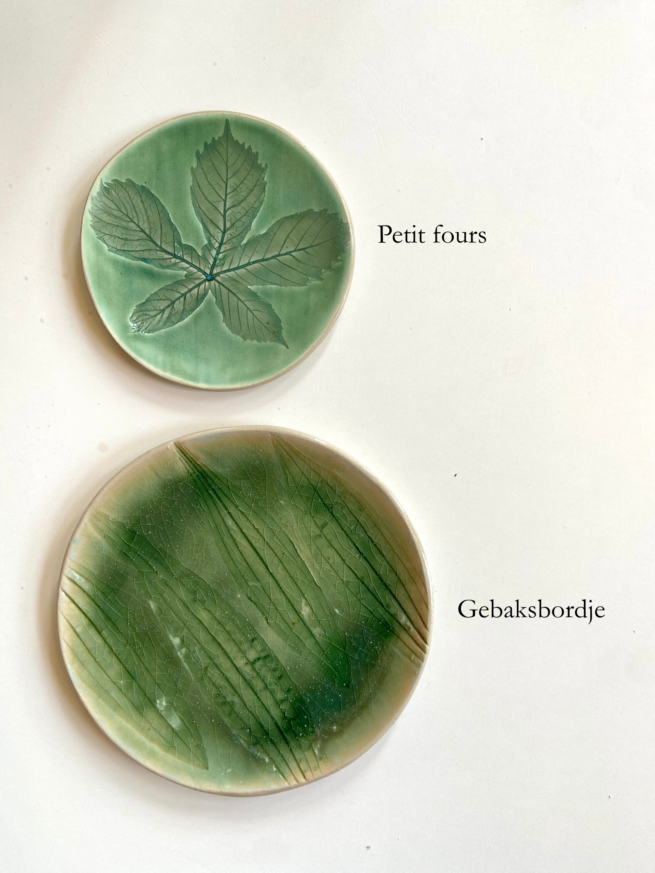donkergroen petit fours en gebaksbordje